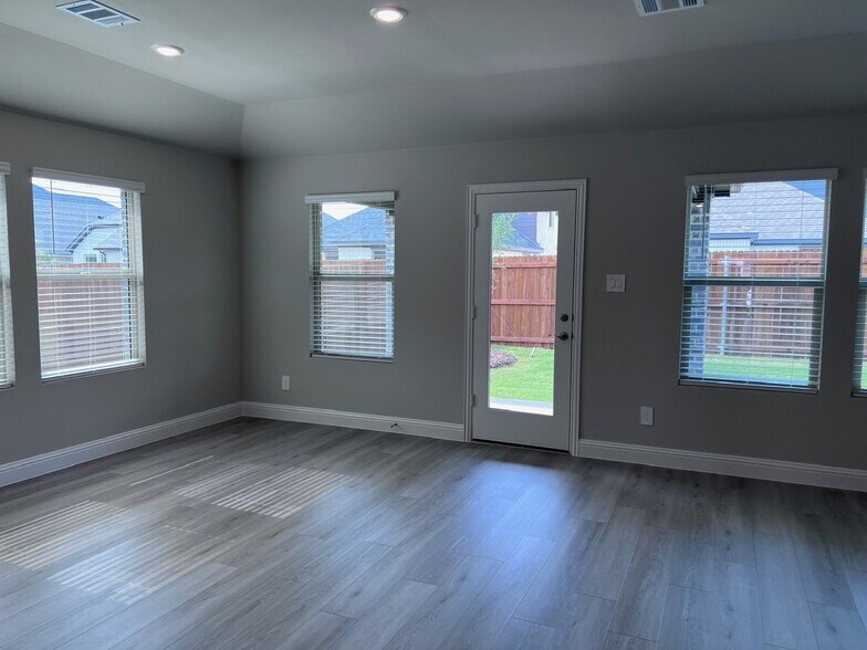 Building Photo - 601 Huntley Dr