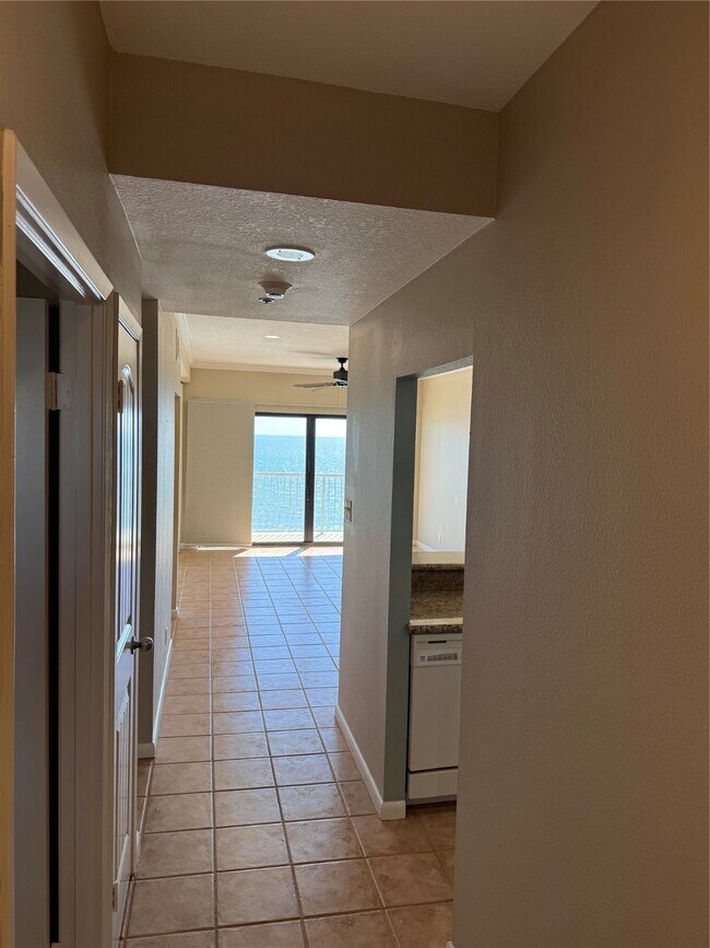 Building Photo - 7700 Seawall Blvd