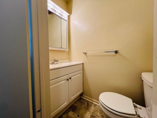 Building Photo - 2 Bedroom, 1.5 Bath Townhouse