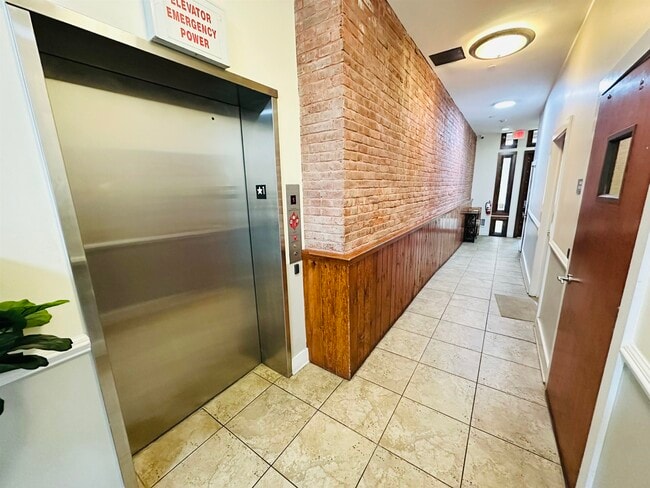 Building Photo - 66 Morris St