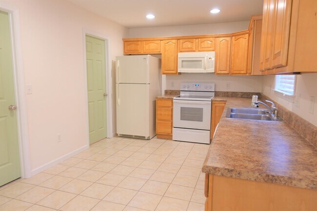 Building Photo - 103 Middlehouse Way