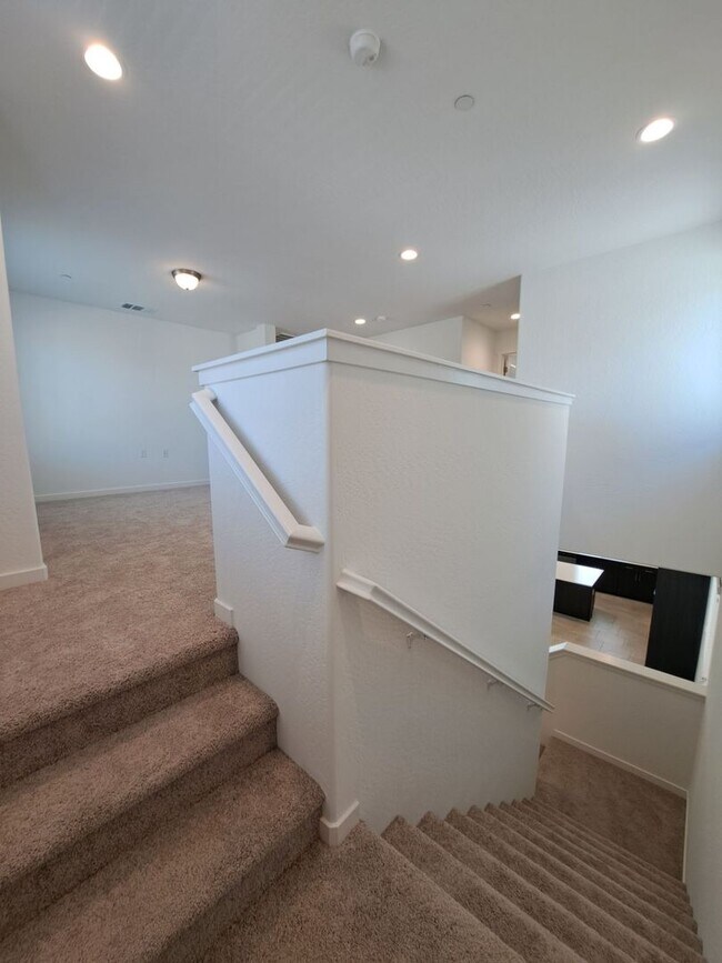 Building Photo - PRICE REDUCED and MOVE IN Special! Gorgeou...