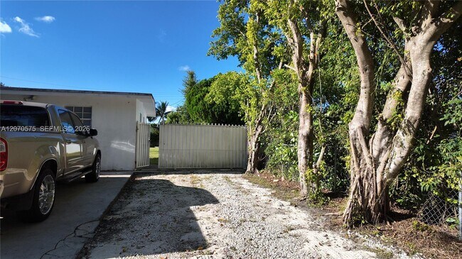 Building Photo - 9815 SW 51st Terrace