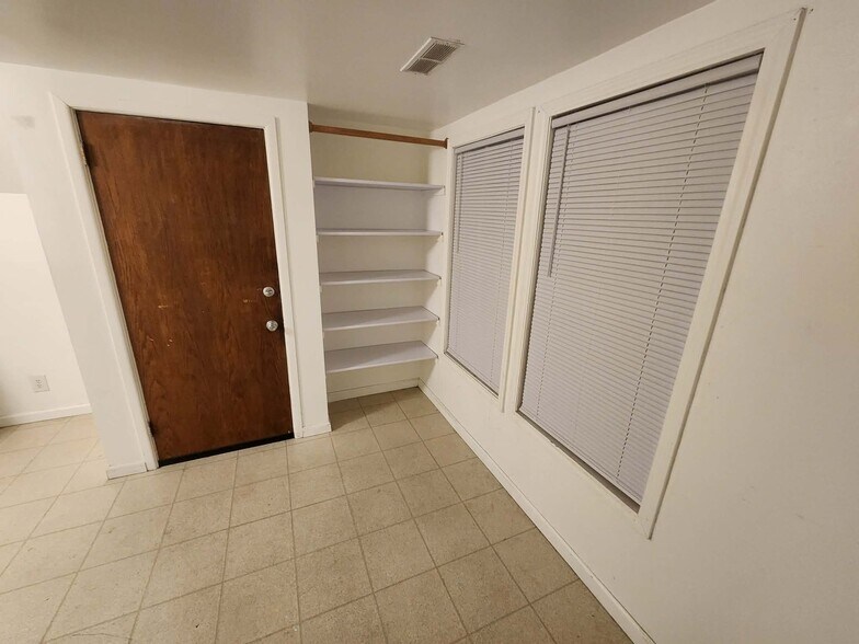 Building Photo - 2555 S 68th St