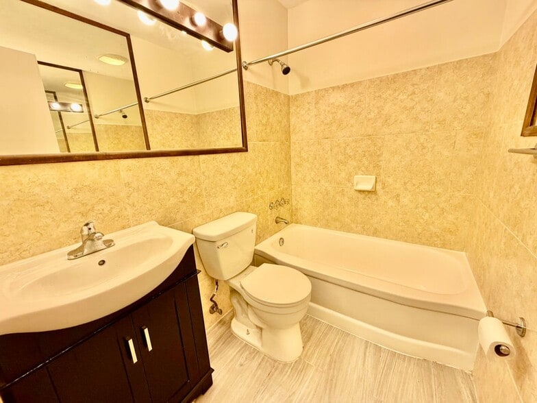 Building Photo - 1821 N 17th Ct