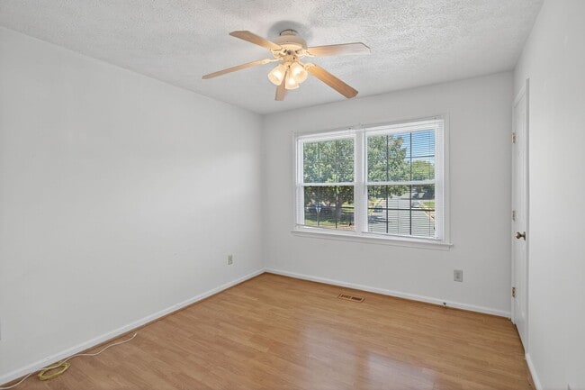 Building Photo - 40 Westview Dr