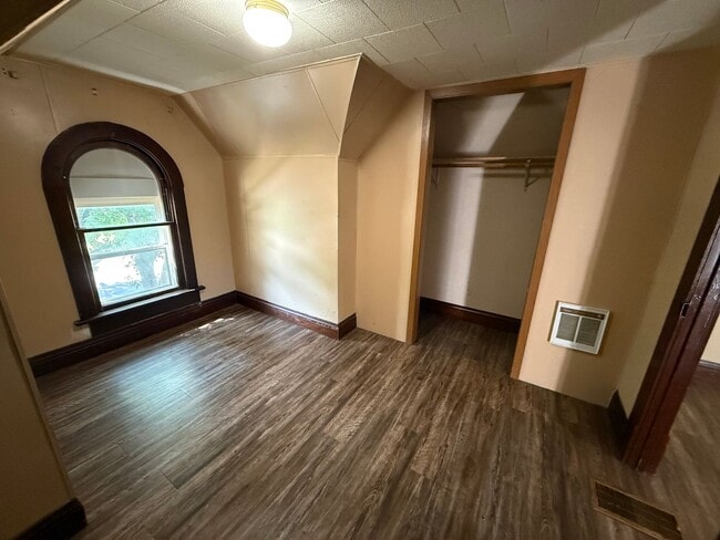 Building Photo - 721 E Kemp Ave