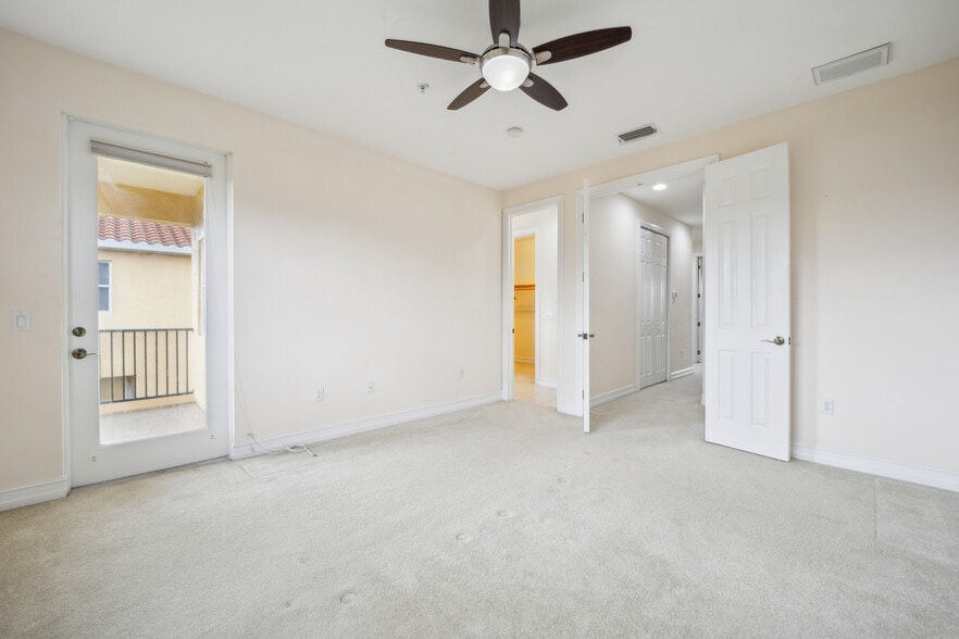 Master bedroom with balcony - 1408 3rd Street Cir E
