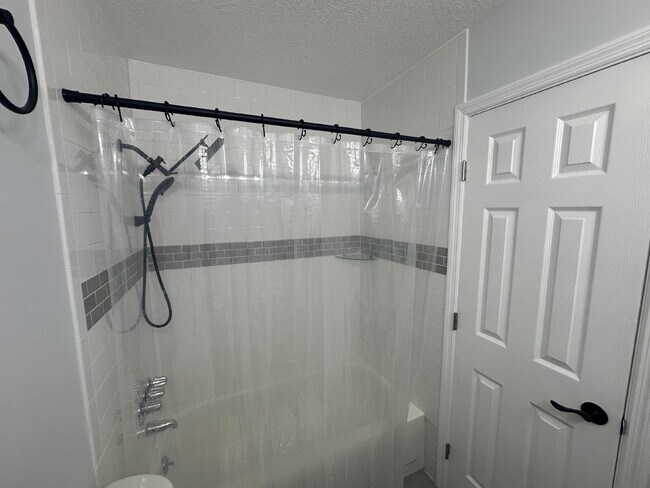 Building Photo - Charming 2-Bed, 2-Bath Retreat in Port Charlotte!