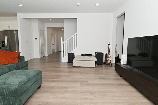 Building Photo - "Spacious 5-Bedroom Retreat with Luxurious Quartz Countertops & Fireplace on Deerberg Drive!"