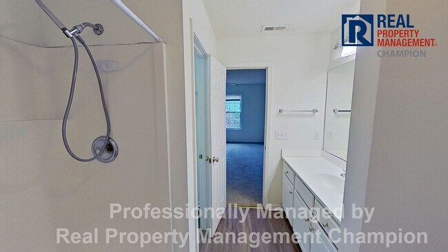 Building Photo - Upper Level Condo in Holton Place w/Community Pool