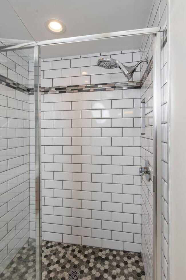 Building Photo - 152 E McMicken Ave