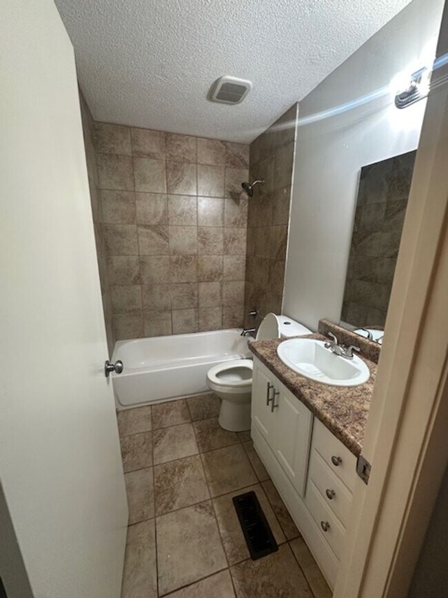 Building Photo - 30 Rosewood Ct