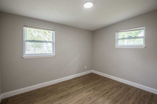 Building Photo - Renovated 4/2