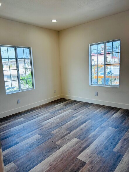 Spacious primary Master bedroom with large windows. - 4043 1/2 W 21st St
