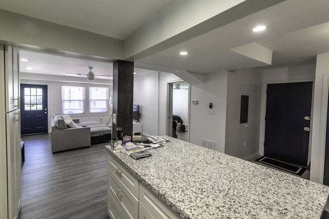 Building Photo - 916 Highview St