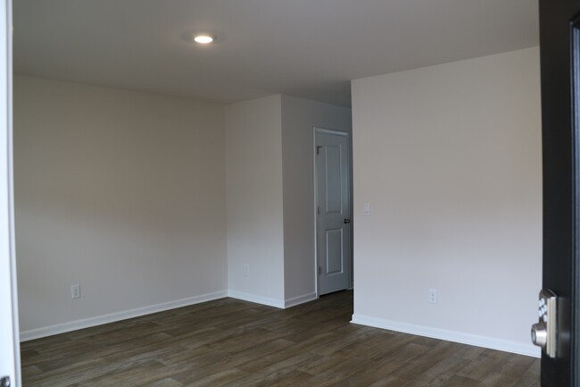 Building Photo - 901 Riverstone Dr