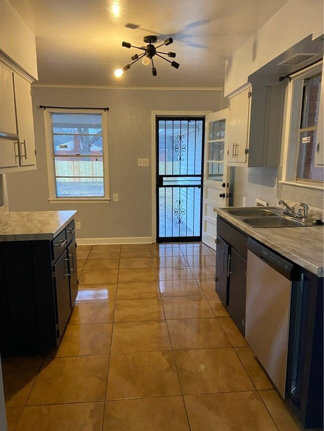 Building Photo - Clean Three Bedroom/One Bath