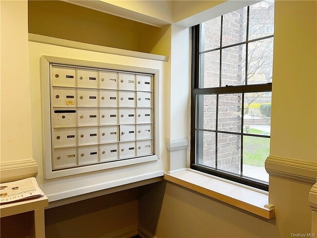 Building Photo - 14 N Chatsworth Ave