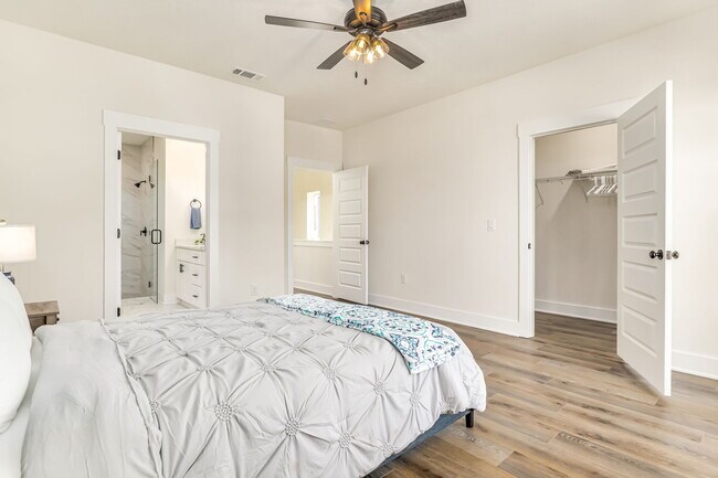 Building Photo - 520 N De Villiers St