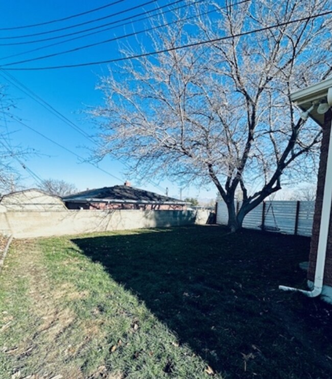 Building Photo - Charming Pet-Friendly Rental Available Now!