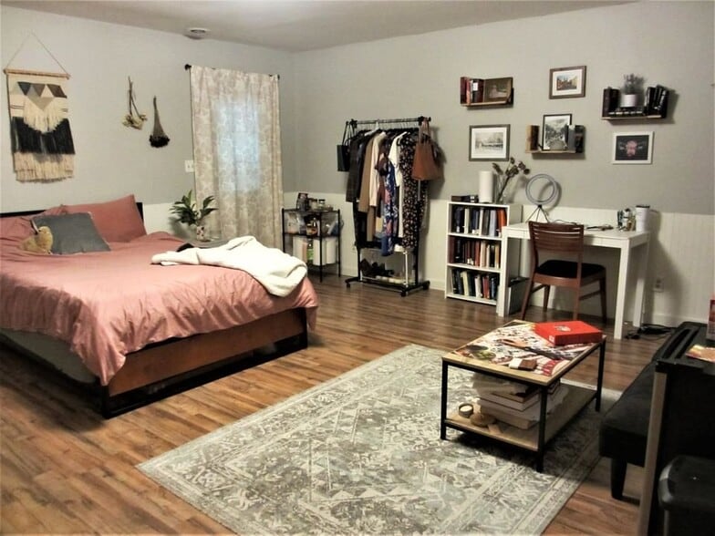 Walkout basement suite - 146 Brandywine Ct