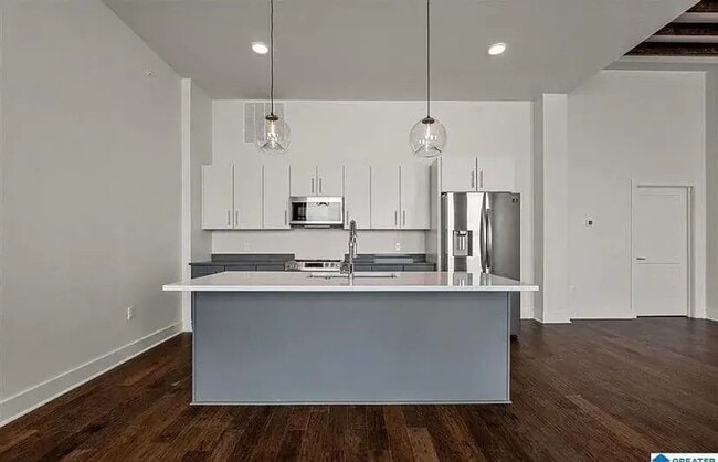 Building Photo - Welcome to Magic City Living!