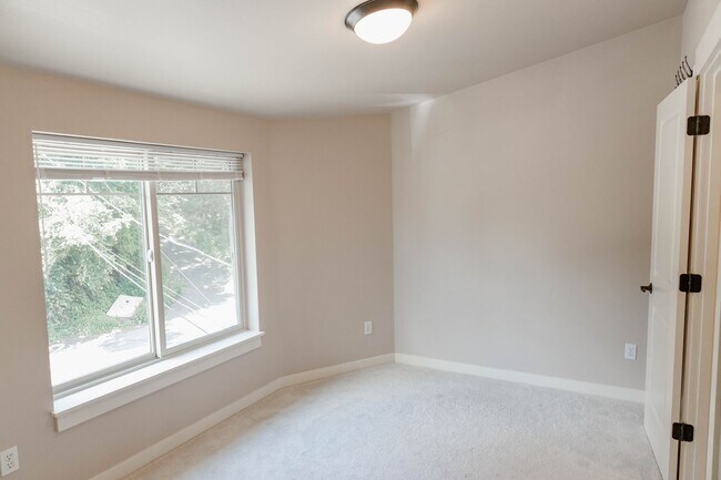 Building Photo - Beautiful townhouse 3 beds 2.5 baths and g...