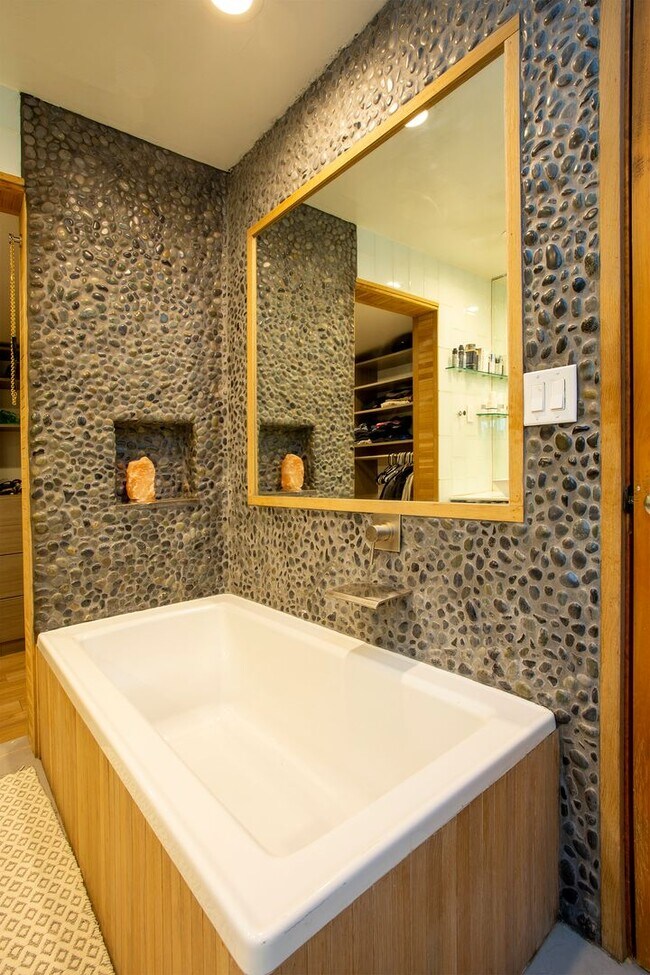 Building Photo - 5 Bedroom, 3 Bath house located in El Jebe...