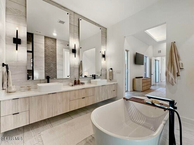 Building Photo - 5636 River Run St