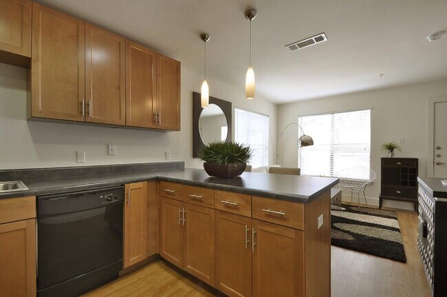 Building Photo - 711 W 32nd St