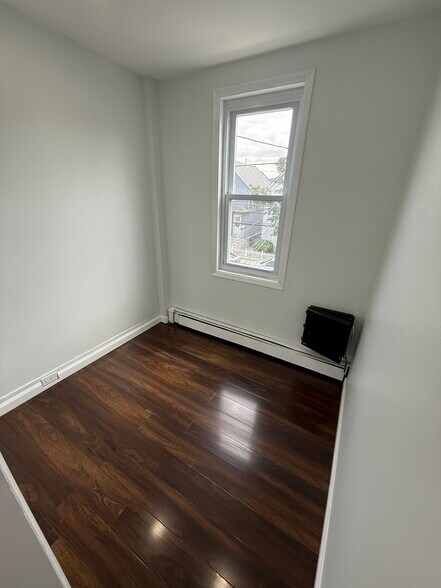 Building Photo - 847 7th St