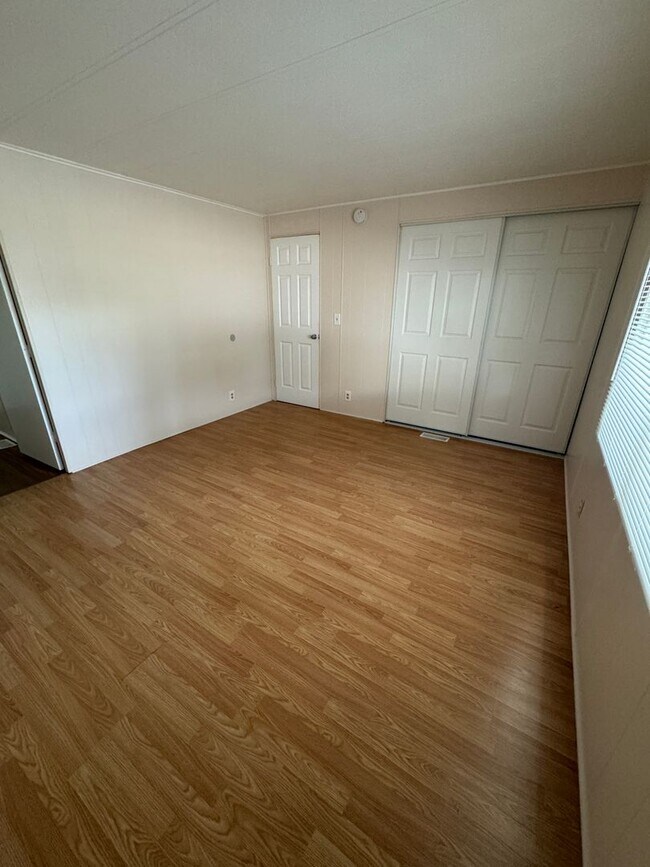 Building Photo - Beautiful rehabbed manufacture home in Lak...