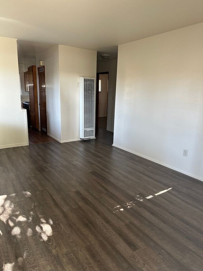 Building Photo - Cute 2 Bd 1Ba Unit in quiet 14 unit Apartment complex