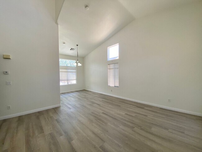 Building Photo - Nice two-story single family house with 3 bedrooms and 2 baths