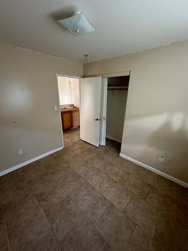 Building Photo - Charming 4-Bedroom, 2-Bathroom Home in Southeast Bakersfield