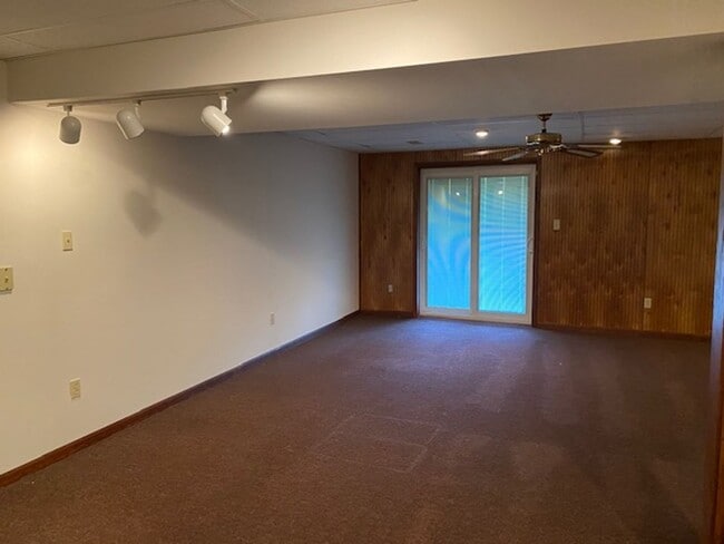 Building Photo - 3 bedroom 4 bathroom home in Lancaster tow...