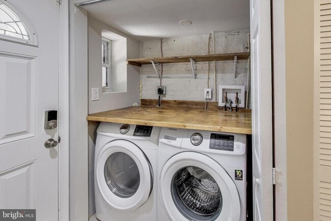 Building Photo - 317 Todd Pl NE