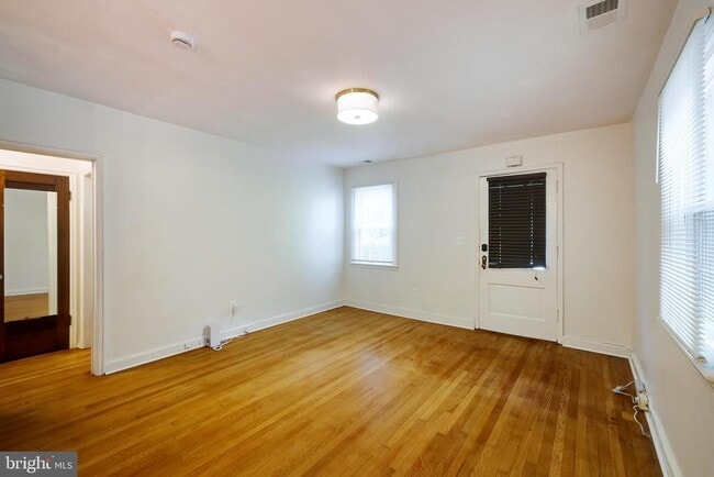 Building Photo - 4851 Crescent St