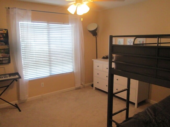 Building Photo - 3 bedroom Townhome in Green Valley availble June 1