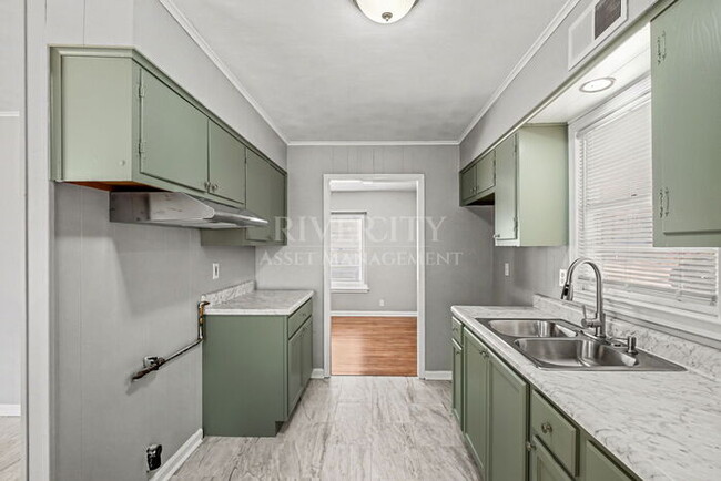 Building Photo - A MUST SEE LOCATED IN A BEAUTIFUL PART OF THE CITY!!!!!! SECTION 8 WELCOMED!!