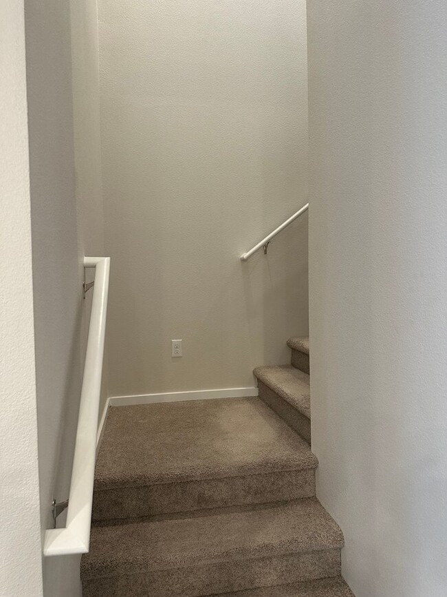 Building Photo - Newer 4 bedroom 2.5 bathroom house! AVAILA...