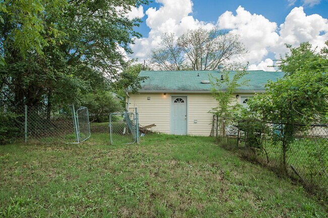 Building Photo - For Rent: 1BR, 1BA duplex (application pending)