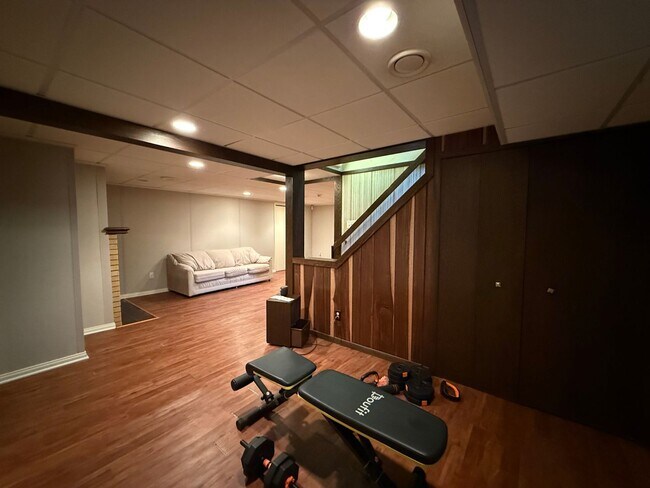 Building Photo - Beautiful 4 bed 2.5 Bath Bloomington SF Ho...