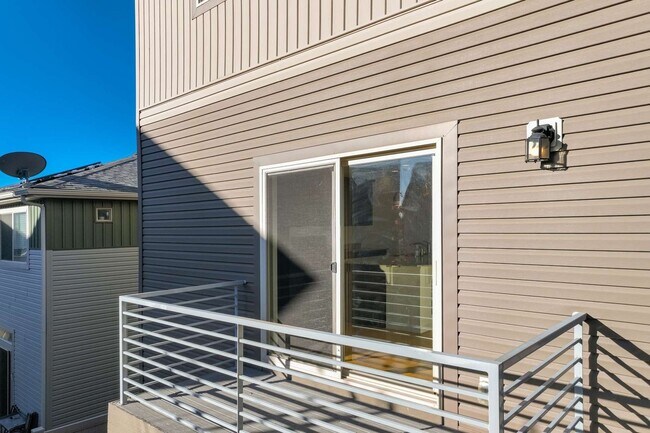 Building Photo - New Interior Paint! Shorter Lease Terms Av...