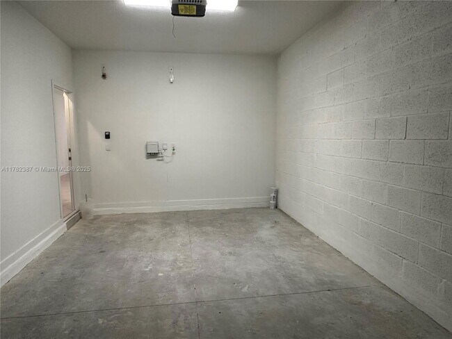 Building Photo - 822 SW 11th Ter