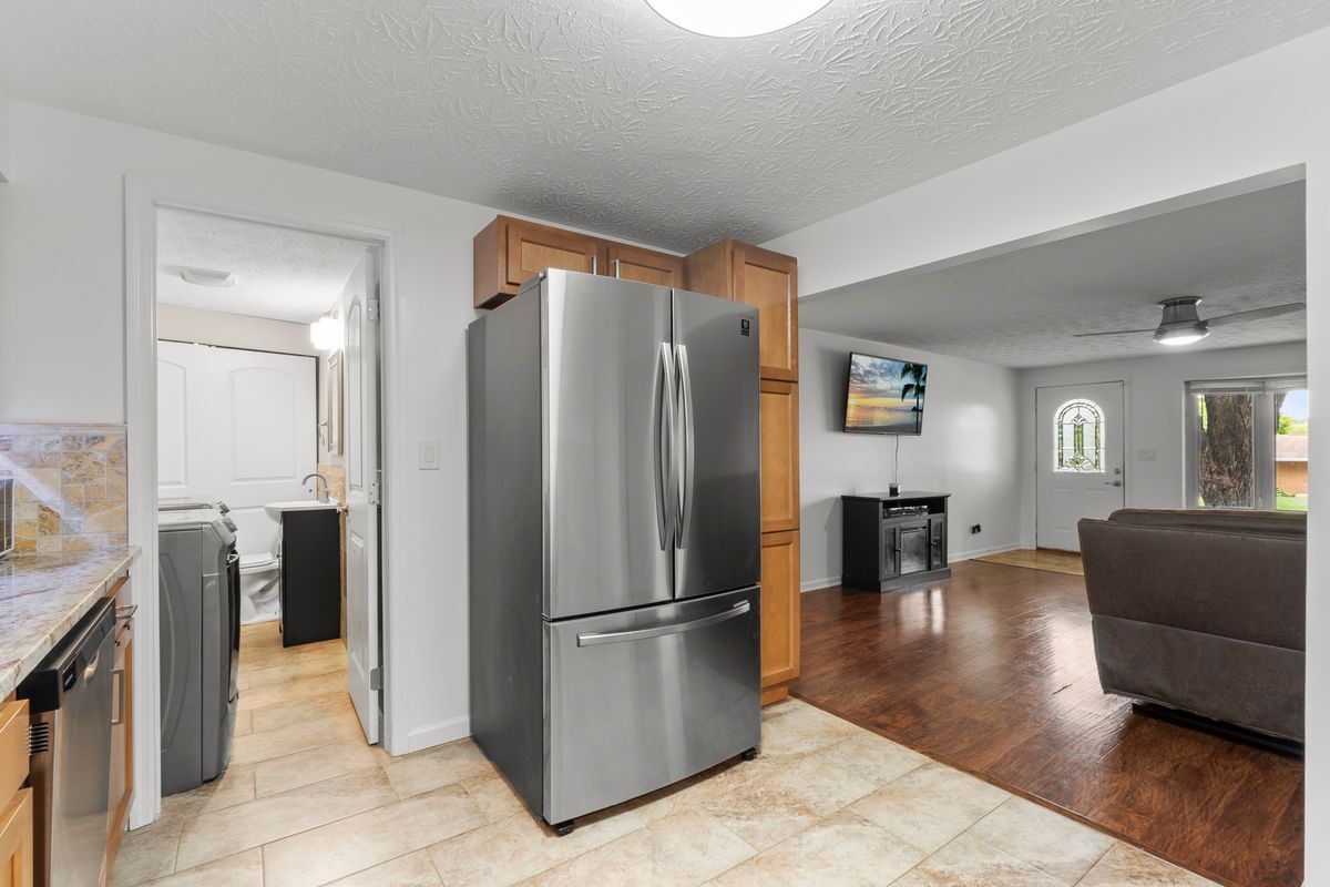 Building Photo - 3930 Beechwood Dr