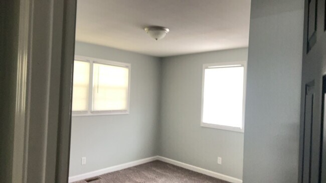 Building Photo - 3 bedroom 1.5 bathroom