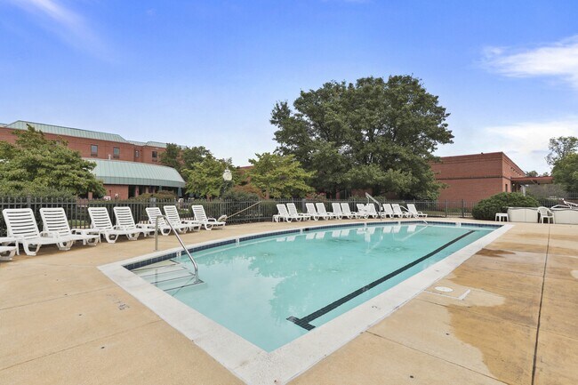 Building Photo - 233 Lowe Dr