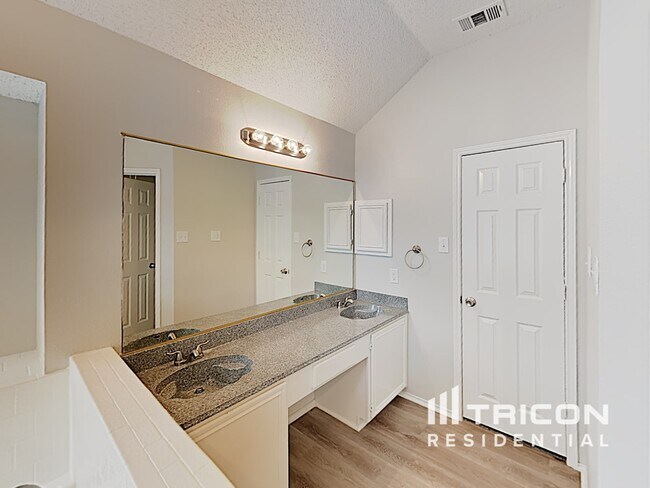 Building Photo - 805 Clover Hill Ln